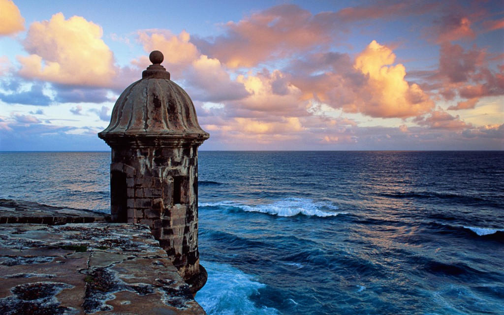 Fuerte El Morro en el Antiguo San Juan, Puerto Rico, al atardecer (Fort El Morro in Old San Juan, Puerto Rico, overlooking the ocean at sunset)